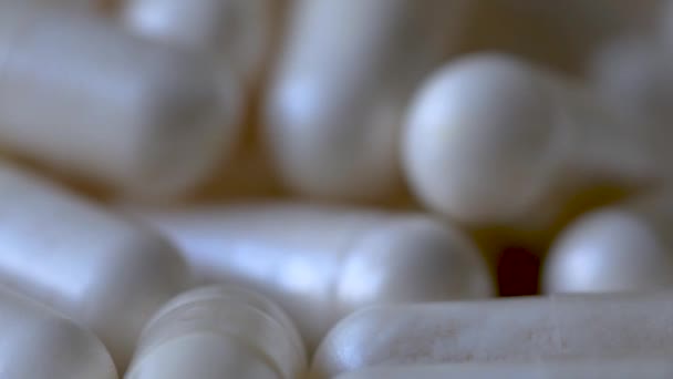 Macro close-up van roterende capsules, apotheek achtergrond — Stockvideo
