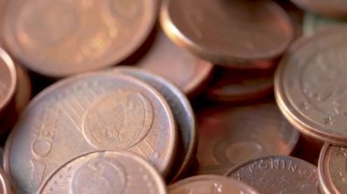 Dönen Bronz Euro Sikkelerin Yakın Çekim, Seçilen Odak