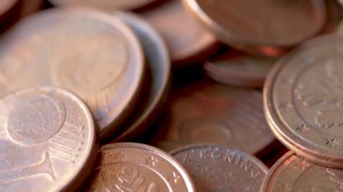 Dönen Bronz Euro Sikkelerin Yakın Çekim, Seçilen Odak