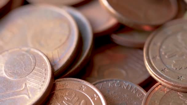 Uzavření rotujících bronzových euromincí, vybrané zaměření — Stock video