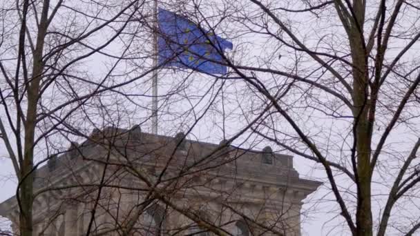 Bandera de la UE ondeando en el viento en el edificio del Reichstag en Berlín, alejarse — Vídeos de Stock