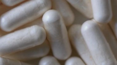 Dönen Kapsüllerin Makro Yakın çekimi, Eczane Arka Planı