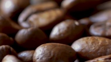 Hızlı Dönen Kavrulmuş Kahve Çekirdekleri, Bulanık Arka Plan Yakın Çekim