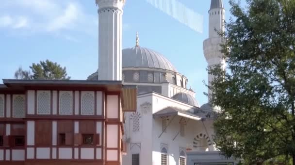 Mešita sehitlik v Berlíně, v létě v Německu, záběr nakloněná nahoru — Stock video