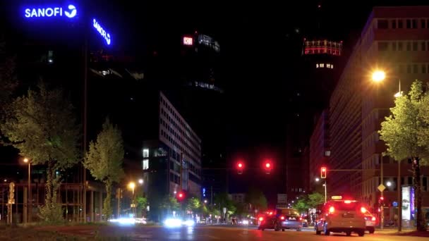 Timelapse: Tráfico cerca de la plaza Potsdamer Platz en Berlín, Alemania por la noche — Vídeos de Stock