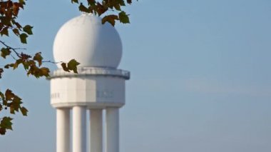 RRP 117 Tempelhofer Feld sonbahar arkasında Radar kulesinde Berlin'de bırakır.