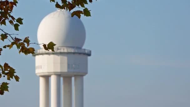 RRP 117 wieża radaru w Tempelhofer Feld za jesień liści w Berlin — Wideo stockowe