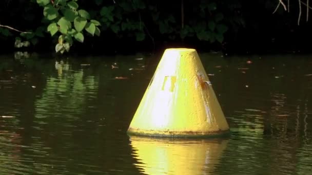 Κίτρινο σημαντήρα επιπλέουν σε ένα κανάλι στο Βερολίνο — Αρχείο Βίντεο