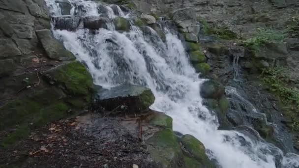 Slow Motion van een kleine waterval met Mossy Rocks — Stockvideo