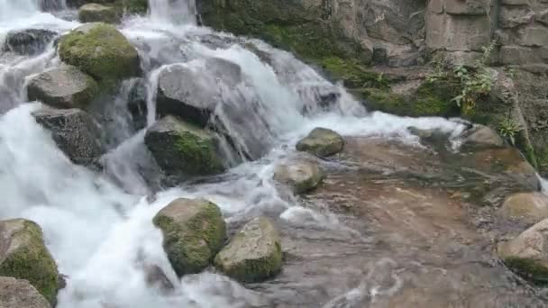 Surreale Nahaufnahme eines Wasserfalls mit nach oben fließendem Wasser — Stockvideo