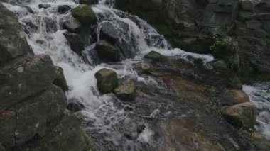 Yosunlu Kayalar ile Küçük Şelale Yavaş Hareket