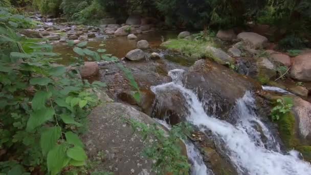 Slow Motion van een kleine waterval met rotsen — Stockvideo