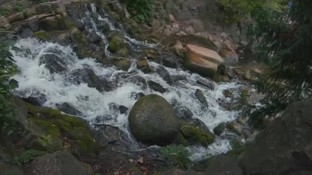 Pomalý pohyb malého vodopádu s Mossy skalami — Stock video
