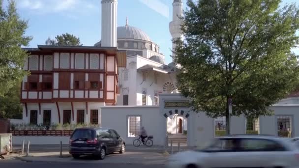 Mezquita Sehitlik en Berlín, Alemania En verano, Tilt Up Shot — Vídeo de stock