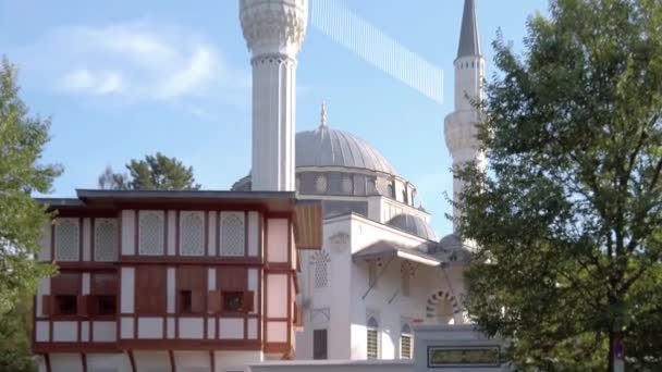 Мечеть Sehitlik в Берлине, Германия Летом, Tilt Up Shot — стоковое видео