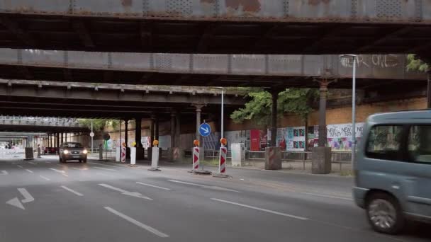 Verkeer op de historische Yorckstrasse bruggen in Berlijn, Duitsland — Stockvideo