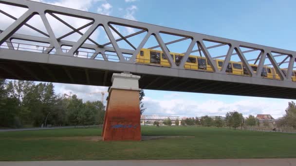 Movimiento lento de trenes amarillos del metro U-Bahn de BVG en un puente en Berlín — Vídeos de Stock