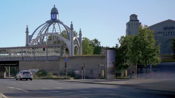 Timelapse: mensen en verkeer op Nollendorfplatz in Berlijn, Duitsland — Stockvideo