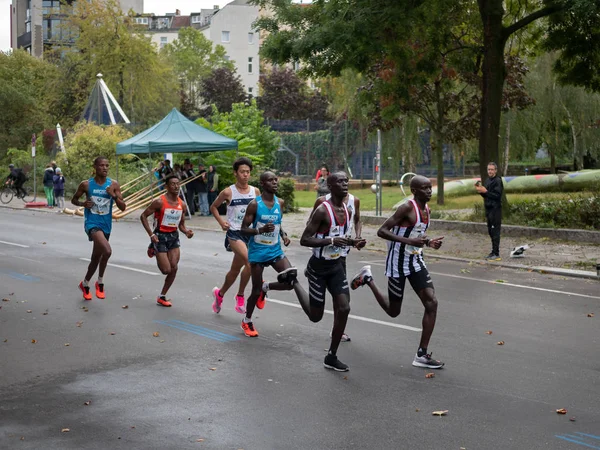 Grupo en la Maratón de Berlín 2019 con Abel Kipchumba y Yohanes Gebregergish —  Fotos de Stock