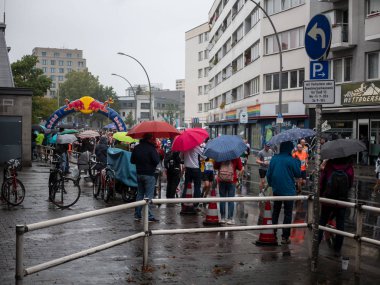 Berlin Maratonu 2019'da Seyirciler Yağmurda