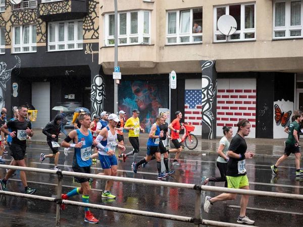 Gruppo di corridori sotto la pioggia alla maratona di Berlino 2019 — Foto Stock