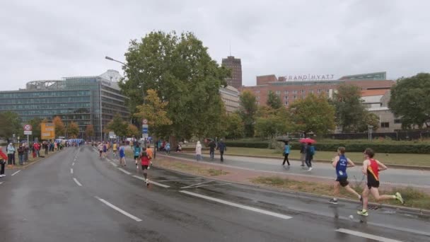 Běžci a diváci v dešti v Berlíně Marathónu 2019 nedaleko Potsdamer Platz — Stock video