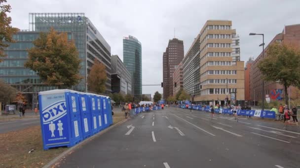 Coureurs et spectateurs sous la pluie au marathon de Berlin 2019 près de Potsdamer Platz — Video