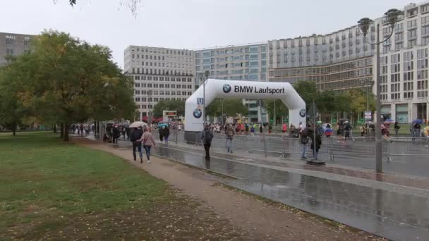 Läufer und Zuschauer im Regen beim berlin marathon 2019 am leipziger platz — Stockvideo