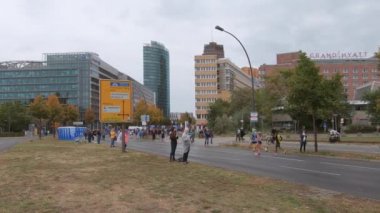 Koşucular ve Seyirciler Berlin Maratonu'nda Yağmurda 2019 Potsdamer Platz Yakınında