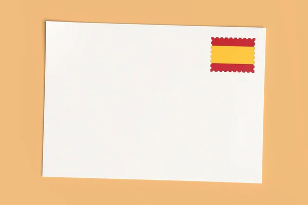 Carta o postal de España: Tarjeta blanca en blanco con sello postal de bandera española, ilustración 3d — Foto de Stock
