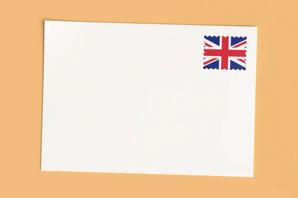 Lettera o cartolina dal Regno Unito: Scheda bianca vuota con francobollo postale con bandiera del Regno Unito, Illustrazione 3d — Foto Stock