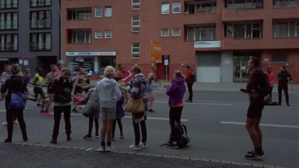 Espectadores y corredores en la maratón de Berlín 2019 — Vídeos de Stock