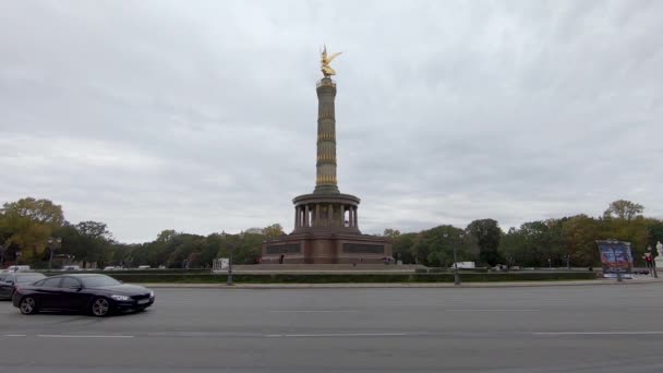 Movimiento lento del tráfico en la columna de la victoria en Berlín, Alemania en otoño — Vídeos de Stock