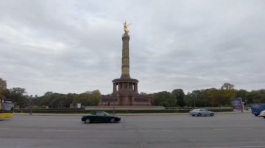 Sonbaharda Berlin 'deki Zafer Sütununda Sarı Bvg Otobüsünün Yavaş Hareketi