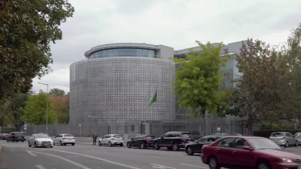 Ruch przed ambasadą Arabii Saudyjskiej w Berlinie, Niemcy — Wideo stockowe