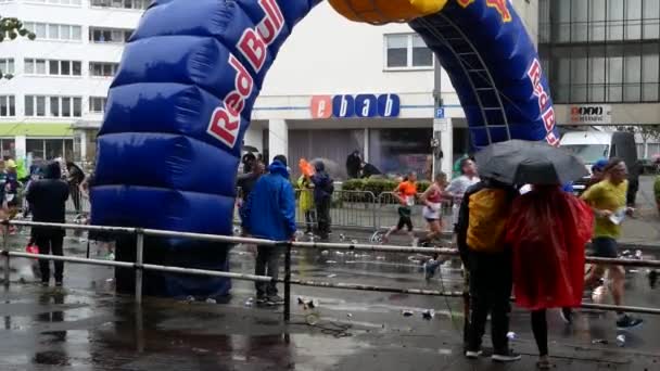 Глядачі та бігуни в дощі на Берлінському марафоні 2019, повільний рух — стокове відео
