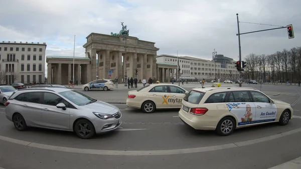 Taxis vor dem brandenburger tor in berlin — Stockfoto