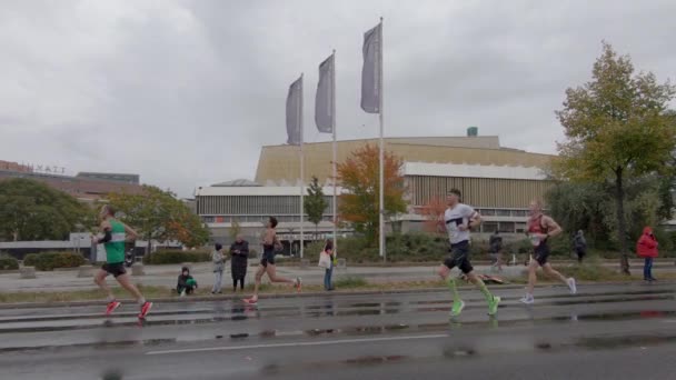 Corredores na frente do Staatsbibliothek na maratona de Berlim 2019 — Vídeo de Stock