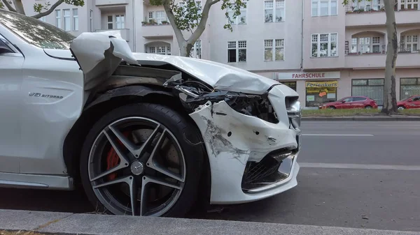 Berlin, Almanya 'da bir sürüş okulunun önündeki hurda araba.