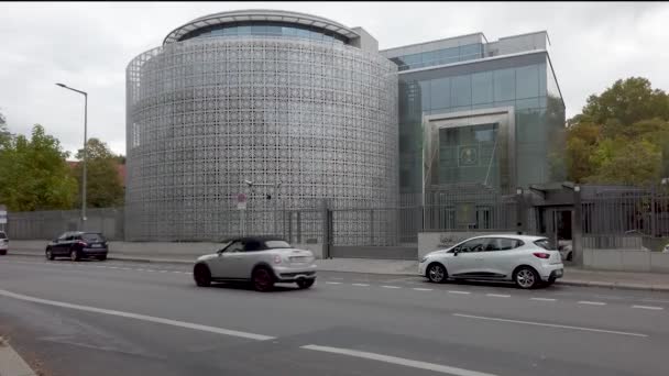 Транспорт на фронті посольства Саудівської Аравії в Берліні (Німеччина). — стокове відео
