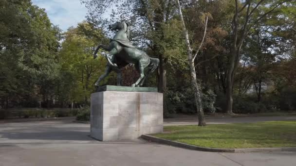 Il domatore di cavalli nel parco pubblico Kleistpark a Berlino, Germania — Video Stock