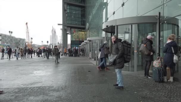 Мандрівники на передньому плані Центрального вокзалу Берліна (Німеччина). — стокове відео