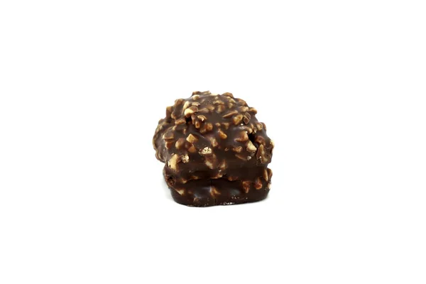 Läcker rysk brun söt chokladboll fylld med hasselnötter närbild isolerad på vit bakgrund. Godis täckt med många krossade nötter ovanpå. — Stockfoto