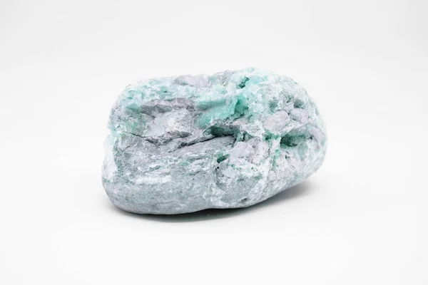Esmeralda mineral natural cru aninhado em rocha cinza close-up isolado no fundo branco — Fotografia de Stock