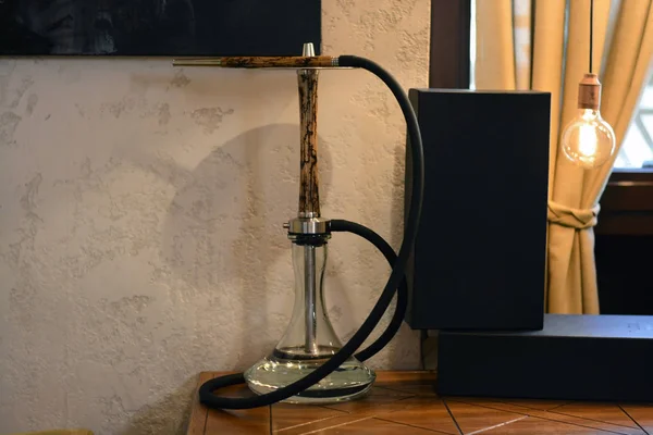 Salon barda kutuları yanında kahverengi masada Bej ahşap nargile