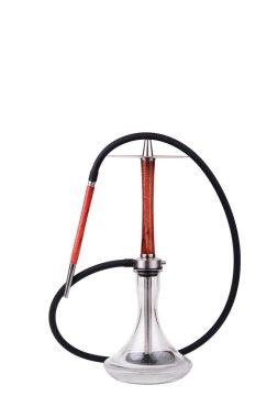 Temiz bir kapta su damlaları ile kırmızı ahşap nargile beyaz bir arka plan üzerinde izole.