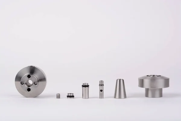 Beyaz arka planda izole edilmiş çeşitli nargile metal parçaları.