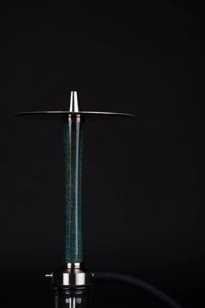 Modrý dřevěný vodní dýmka kmen a kovové prvky na tmavém černém pozadí. — Stock fotografie