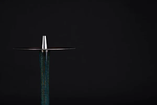 Siyah arka plan üzerinde metal bir plaka ile mavi ahşap nargile yakın çekim.