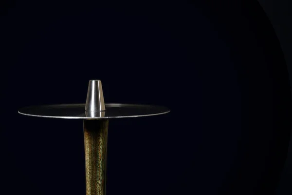 Yeşil ve kahverengi ahşap nargile. Nargile metal plakası. Siyah arka plan üzerinde nargile elemanları.